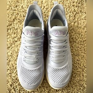APL techloom tracer women’s size 8